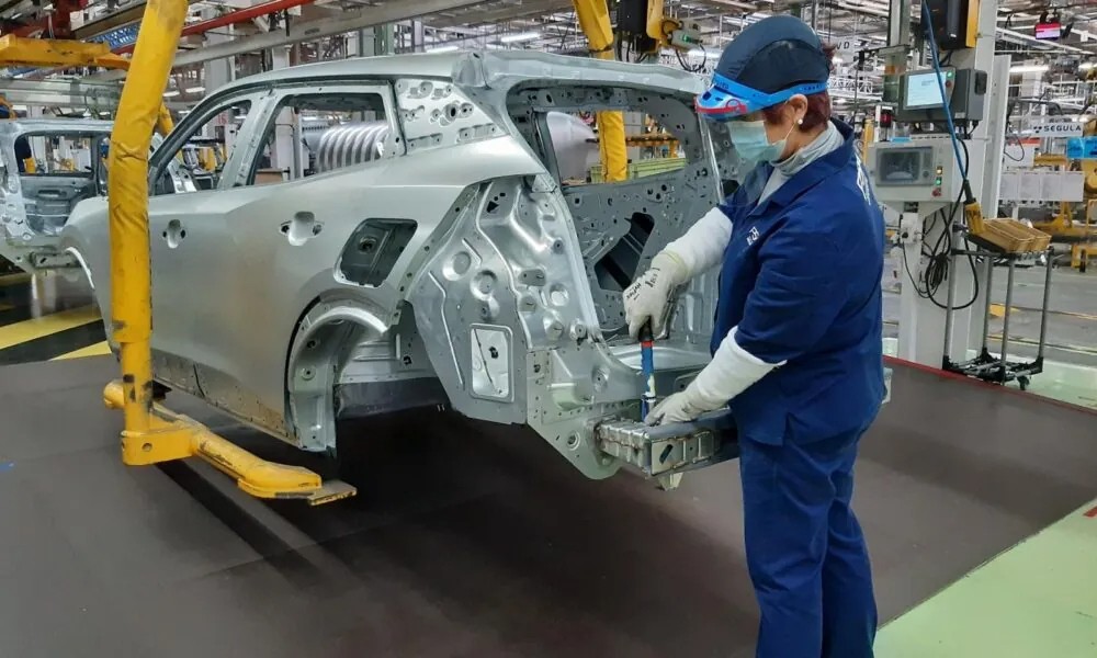 Vehicle Engine Maintenance Insights Related to Professional Oil Change Service Requirements Today